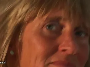 Cô gái tóc vàng sexy ...